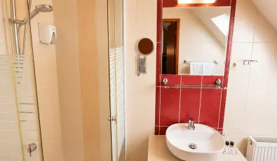 Hotel Vikt�ria S�rv�r