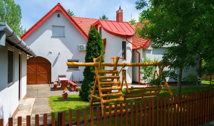 Huszr Vendghz rvnyes - Oktber 23. (min. 2 j)