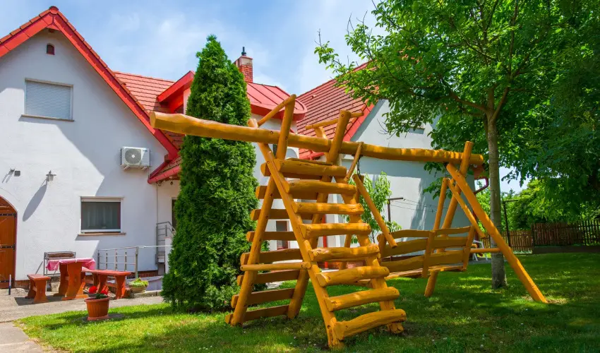 Huszr Vendghz rvnyes - Oktber 23. (min. 2 j)