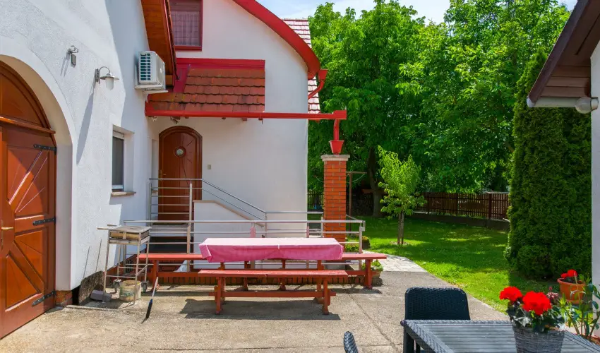 Huszr Vendghz rvnyes - Oktber 23. (min. 2 j)