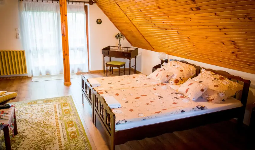 Huszr Vendghz rvnyes - Oktber 23. (min. 2 j)