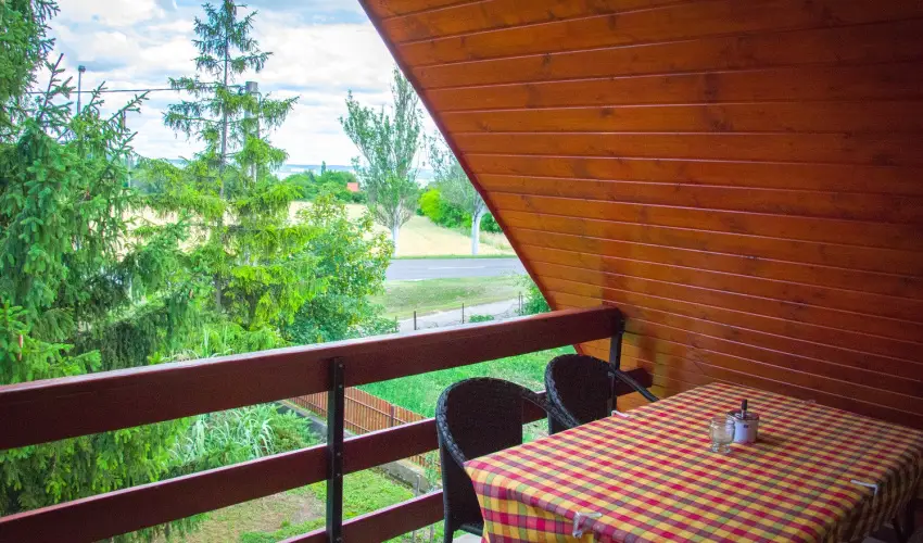 Huszr Vendghz rvnyes - Oktber 23. (min. 2 j)