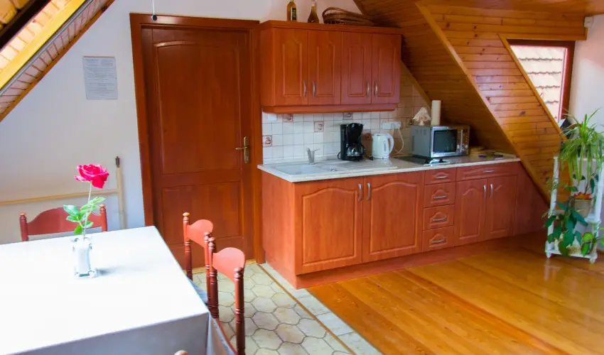 Huszr Vendghz rvnyes - Oktber 23. (min. 2 j)