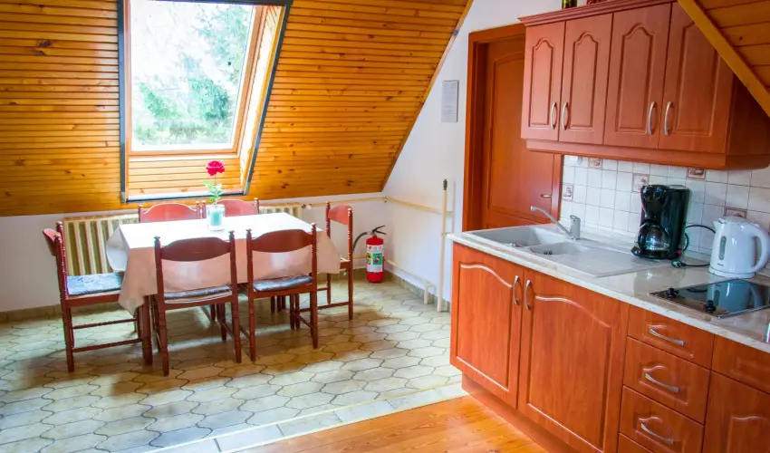 Huszr Vendghz rvnyes - Oktber 23. (min. 2 j)