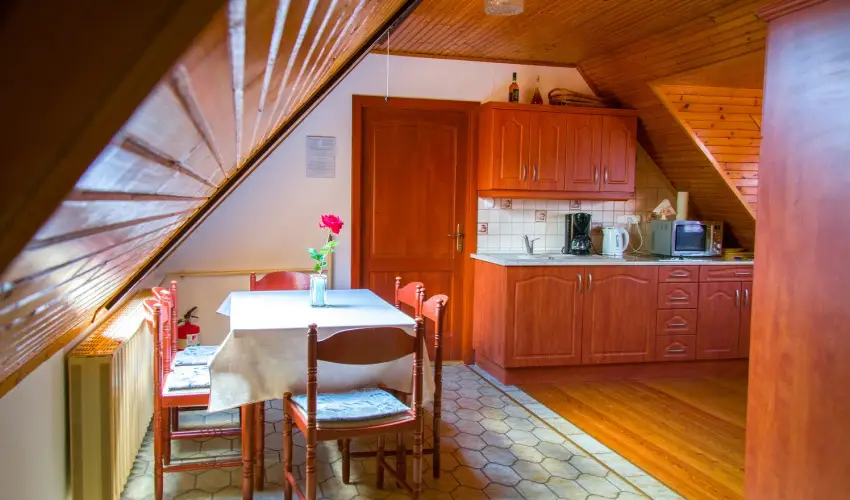 Huszr Vendghz rvnyes - Oktber 23. (min. 2 j)