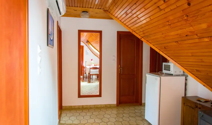 Huszr Vendghz rvnyes - Oktber 23. (min. 2 j)