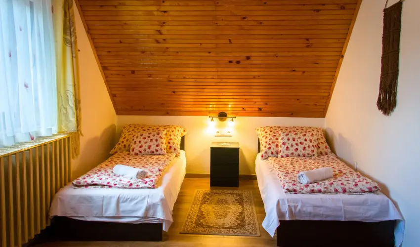 Huszr Vendghz rvnyes - Oktber 23. (min. 2 j)