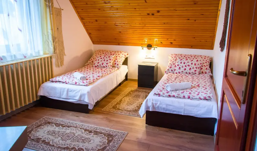 Huszr Vendghz rvnyes - Oktber 23. (min. 2 j)