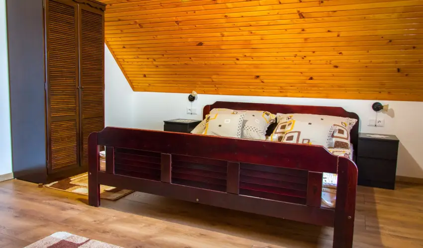 Huszr Vendghz rvnyes - Oktber 23. (min. 2 j)