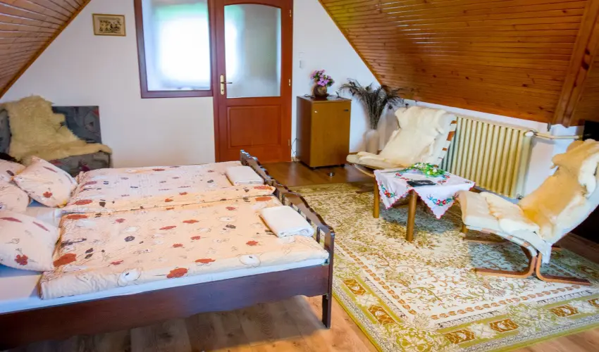 Huszr Vendghz rvnyes - Oktber 23. (min. 2 j)