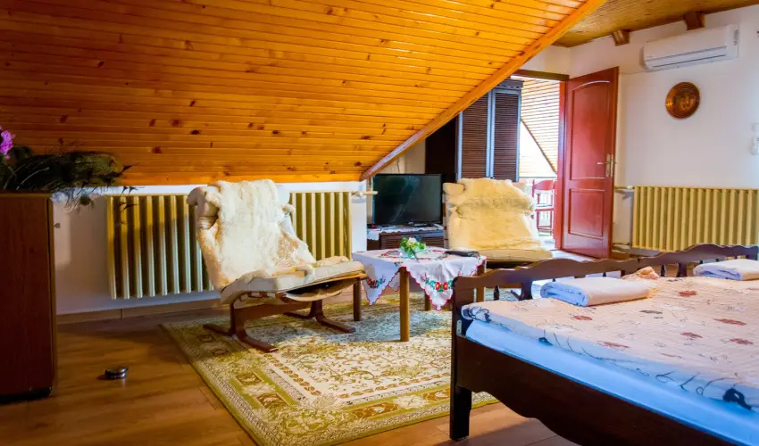 Huszr Vendghz rvnyes - Oktber 23. (min. 2 j)