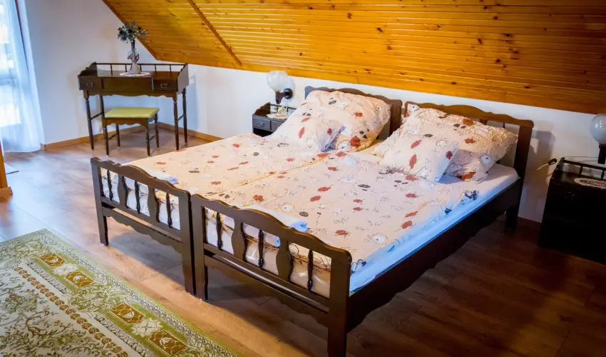 Huszr Vendghz rvnyes - Oktber 23. (min. 2 j)