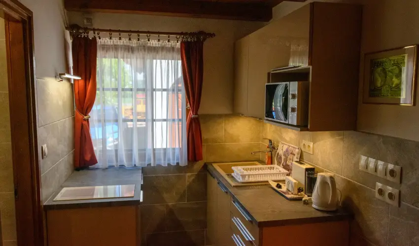 Huszr Vendghz rvnyes - Oktber 23. (min. 2 j)