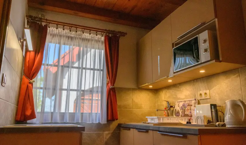 Huszr Vendghz rvnyes - Oktber 23. (min. 2 j)