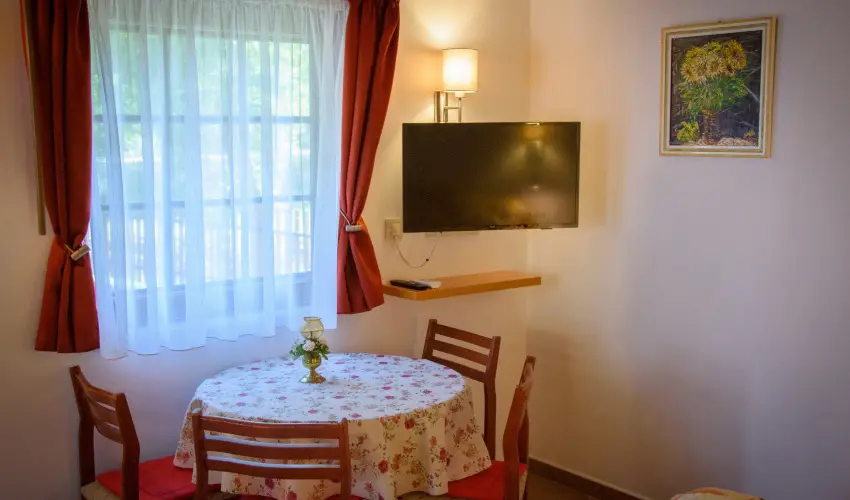 Huszr Vendghz rvnyes - Oktber 23. (min. 2 j)