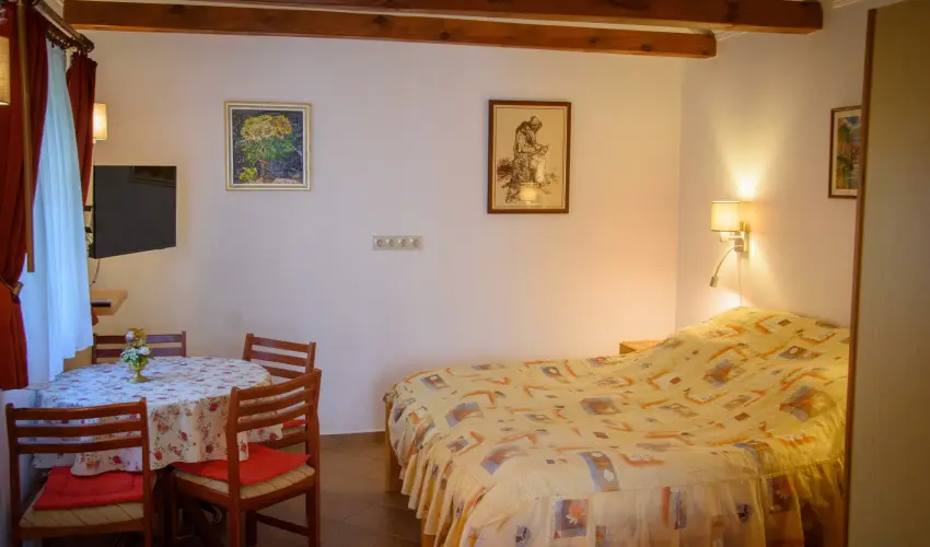 Huszr Vendghz rvnyes - Oktber 23. (min. 2 j)