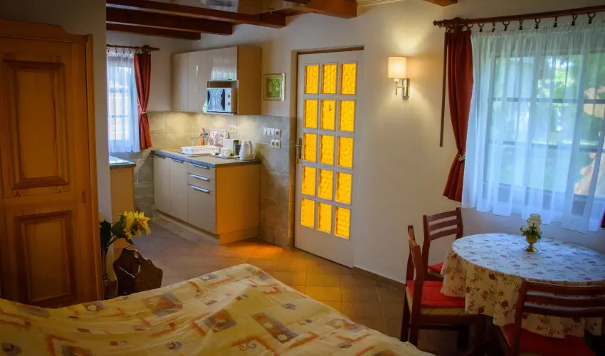 Huszr Vendghz rvnyes - Oktber 23. (min. 2 j)