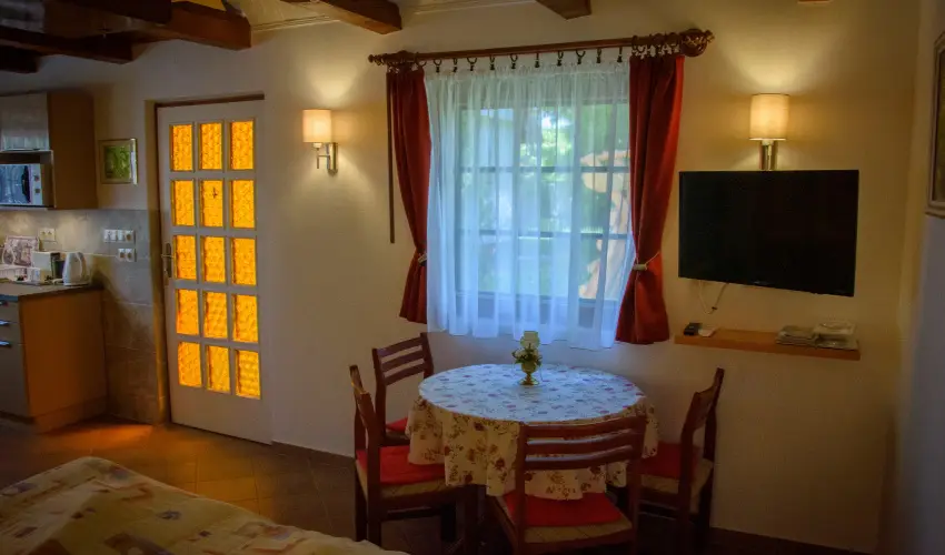 Huszr Vendghz rvnyes - Oktber 23. (min. 2 j)