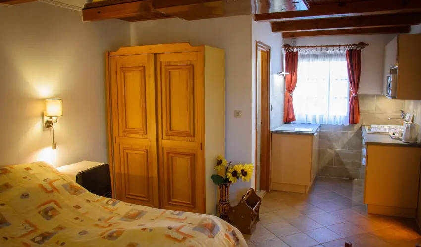 Huszr Vendghz rvnyes - Oktber 23. (min. 2 j)