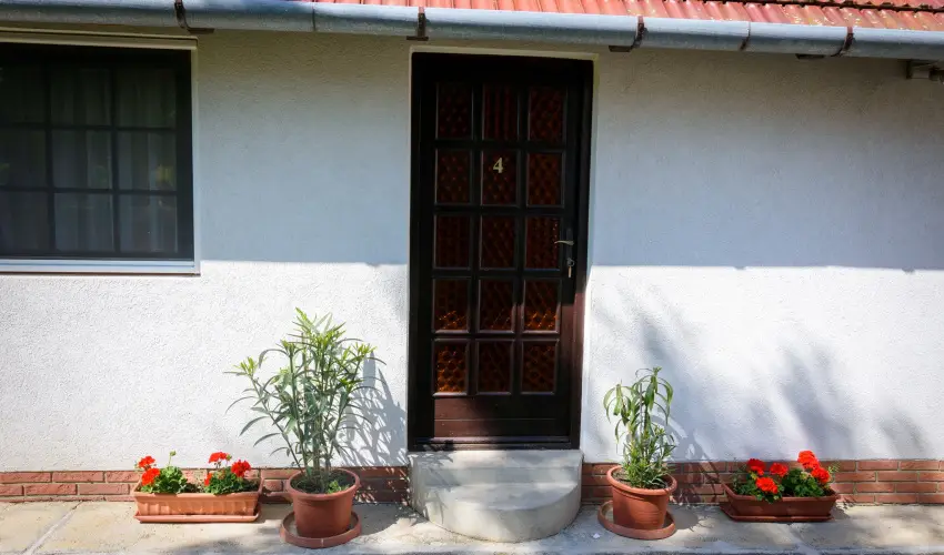 Huszr Vendghz rvnyes - Oktber 23. (min. 2 j)