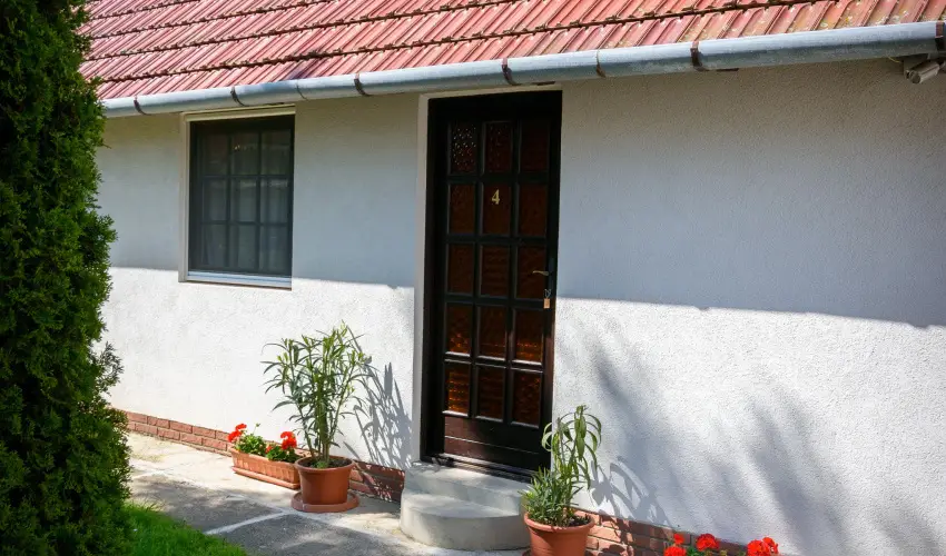 Huszr Vendghz rvnyes - Oktber 23. (min. 2 j)