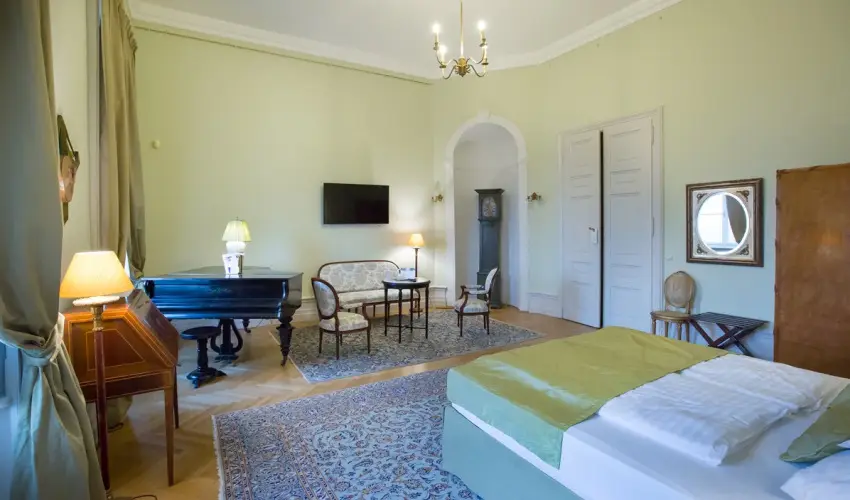 Krolyi Kastly Hotel & Restaurant  Fehrvrcsurg - Oktber 23. - specilis elrefizetssel