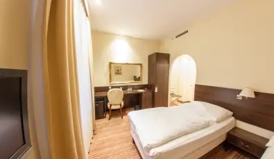 Kristly Imperial Hotel Tata