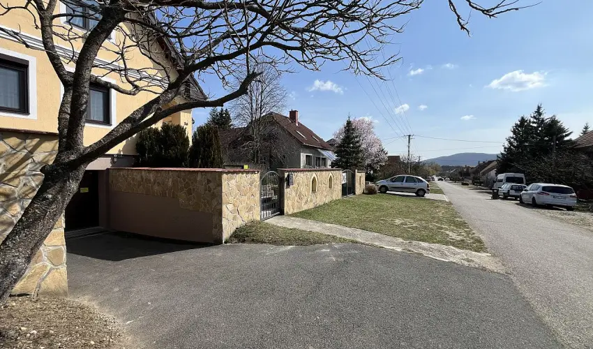 M�rk�i Vend�gh�z - kapu a Bakonyra M�rk� - Okt�ber 23. (min. 2 �j)