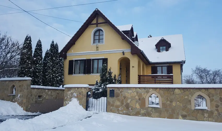 M�rk�i Vend�gh�z - kapu a Bakonyra M�rk� - Okt�ber 23. (min. 2 �j)