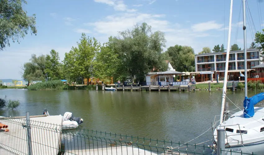 Port Étterem & Panzió Balatonmáriafürdő - Október 23. (min. 3 éj)