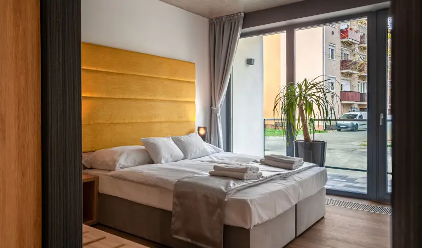 R31 Residence Srvr - Oktber 23. (min. 2 j)