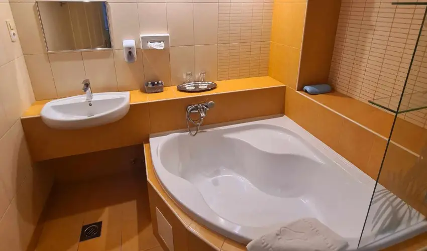 Salg Hotel Salgtarjn-Eresztvny - Oktber 23. (min. 2 j)