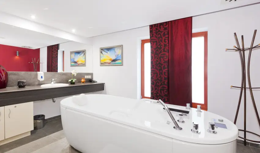 T Wellness Hotel Bnk - Oktber 23.  (min. 2 j)