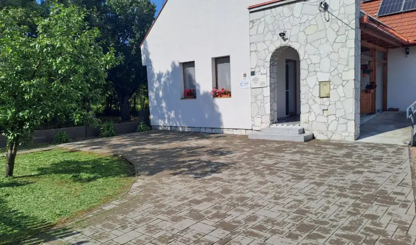 Zempl�ni T�nd�rkert Vend�gh�z F�z�rkoml�s - Okt�ber 23. (min. 2 �j)